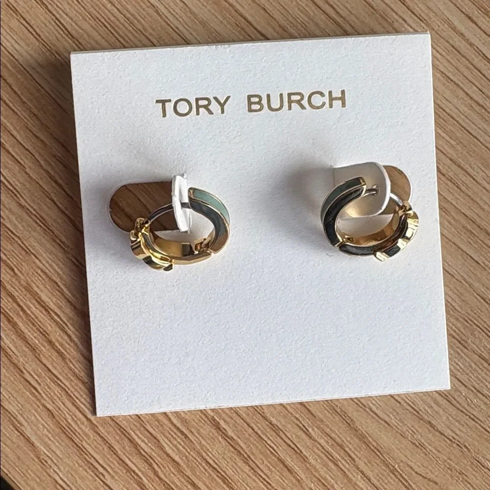 Tory Burch Serif T Huggie Earrings in Tory Gold